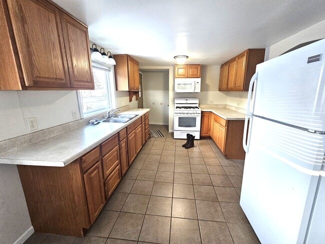 Building Photo - Charming Corner Lot House in Cadillac, Mic...