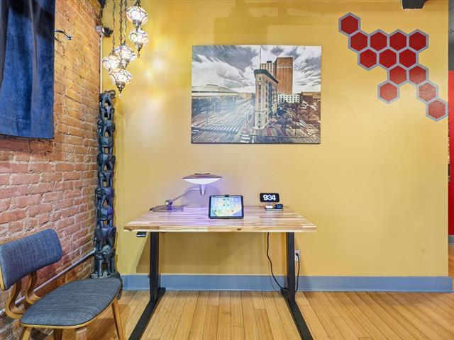 Building Photo - 910 Houston St