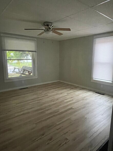 LIVING ROOM - 838 N Elizabeth St