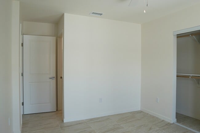 Building Photo - 517 S Mountain View Dr