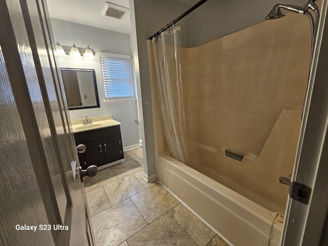 Building Photo - 615 Lilly Ln