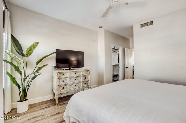 Building Photo - 8880 E Paraiso Dr