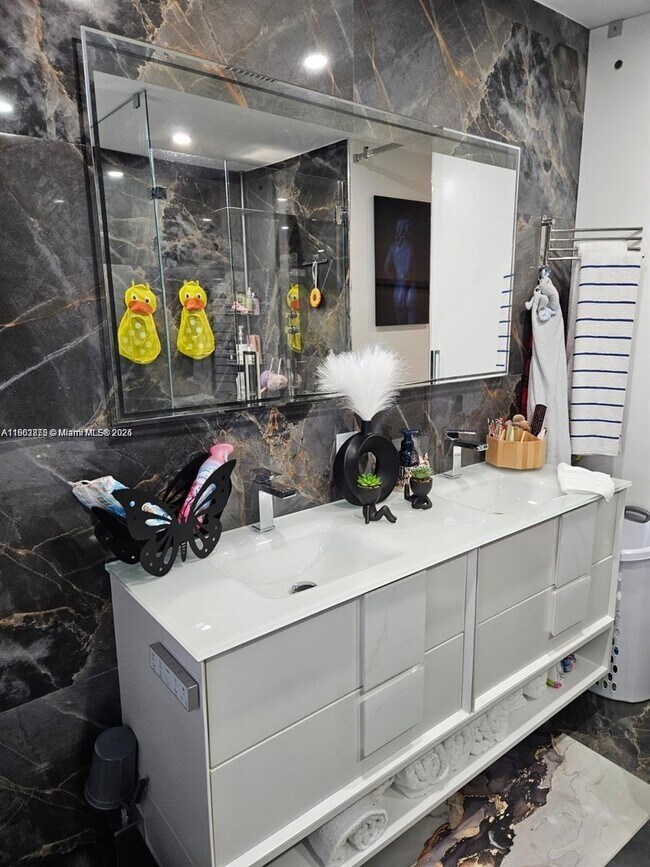 Building Photo - 106 SE 4th Ave