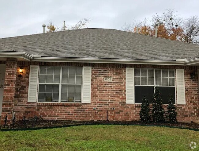 Building Photo - 1805 Sara Dr