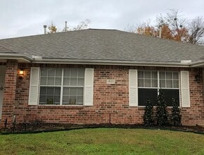 Building Photo - 1805 Sara Dr