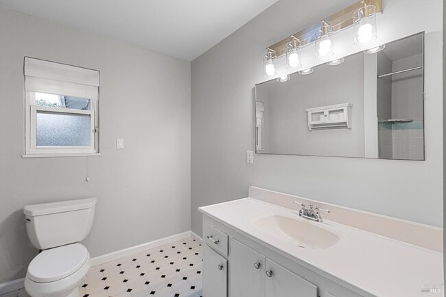 Building Photo - 700 Tamarack Dr