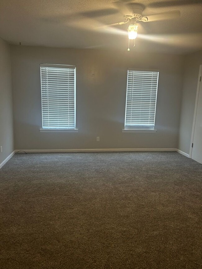 Building Photo - Cozy townhouse