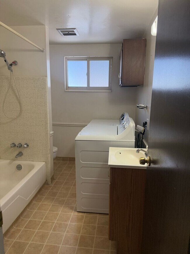 Building Photo - 2 Bed 1 Bath Orem Apartment by Orem Library AVAILABLE NOW! JUNE RENT FREE