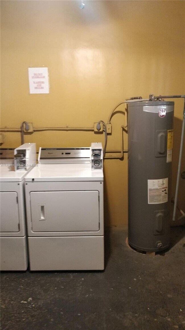 Building Photo - 1975 NE 135th St