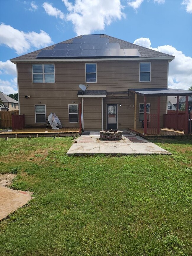 Building Photo - LOVELY TWO STORY W/ 5 BEDS, 3 FULL BATHS. ...