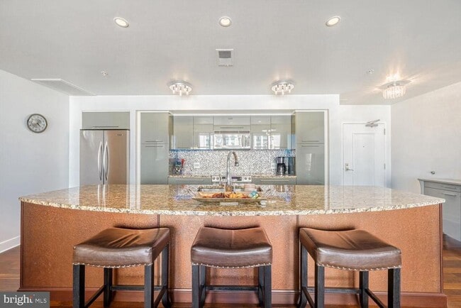 Building Photo - 675 S President St