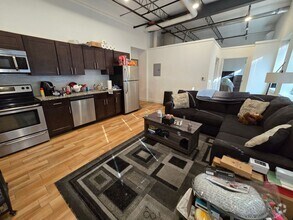 Building Photo - Large 1 bedroom newly renovated apartment