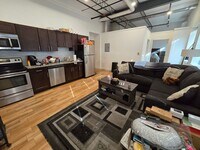 Building Photo - Large 1 bedroom newly renovated apartment