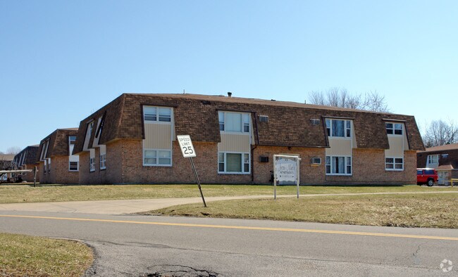 Building Photo - 550-560 Wakefield Dr