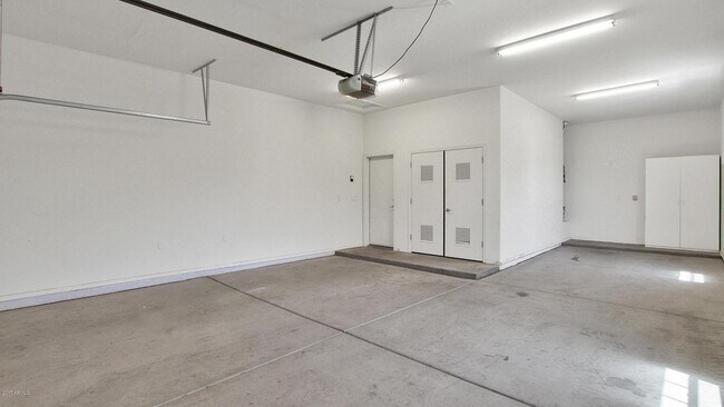 Building Photo - 4163 N Evergreen St