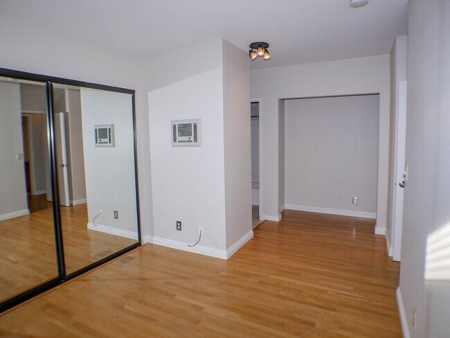 Building Photo - Charming 2 bed/2 bath second level condo with washer/dryer & assigned parking