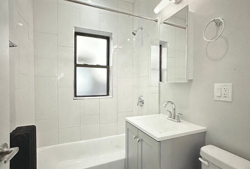 Building Photo - 7503 N Eastlake Ter