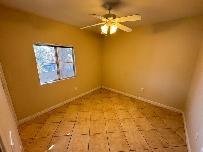 Building Photo - Gorgeous 1Bed/1Bath Condo located in Spanish Palms guard gated community!