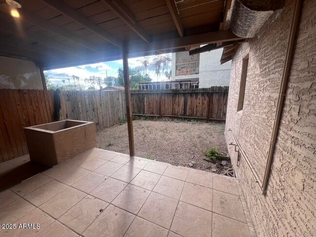 Building Photo - 526 S Mesa Dr