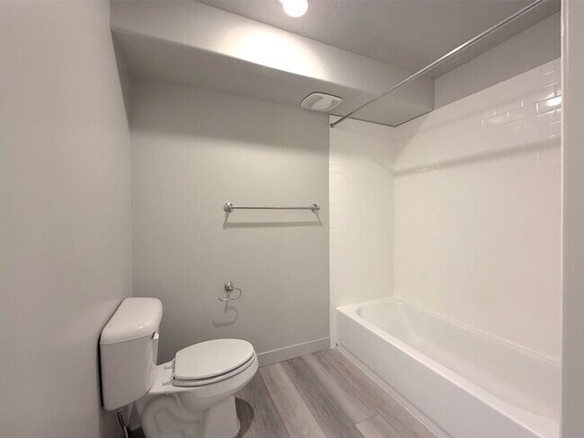 Building Photo - 2 bed, 1 bath Condo