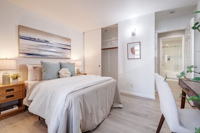 Building Photo - Advent - Low Deposit W/ Laundry & Parking!