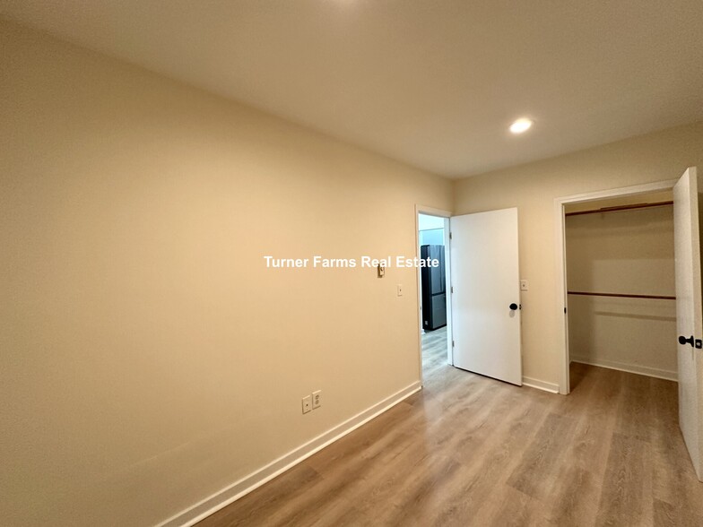 Building Photo - 448 Park Dr