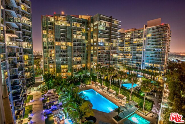 Building Photo - 13700 Marina Pointe Dr