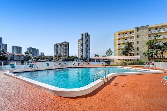 Building Photo - 2999 Point E Dr