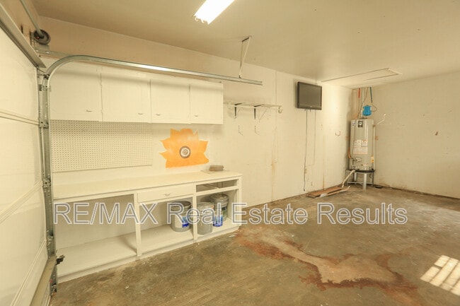 Building Photo - 2842 N Loxley Ave