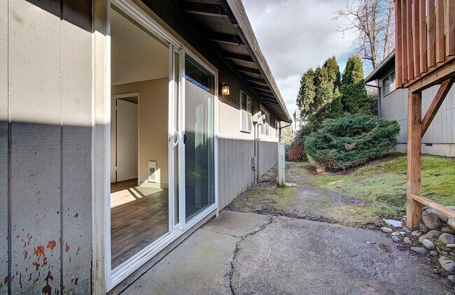 Building Photo - Charming 2-Bedroom Ranch-Style Apartment – Vancouver, WA - Free 1st Months Rent w/ 12 Mth Lease