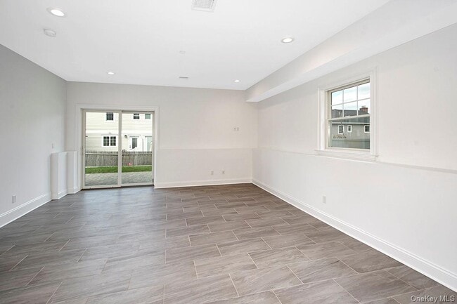 Building Photo - 113 Gainsborg Ave E