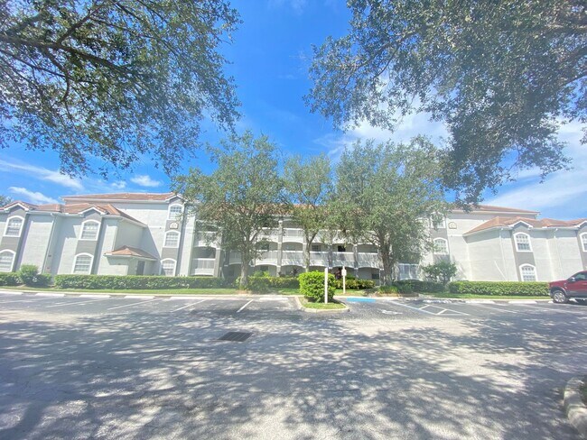 Primary Photo - Second Floor Apartment with Balcony View! ...