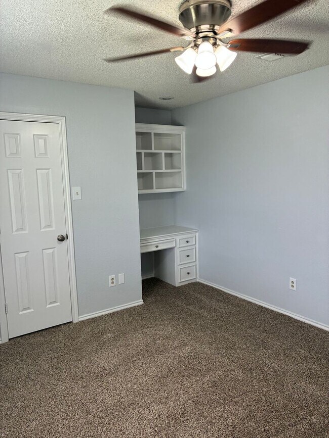Building Photo - 4 Bedroom House with New Flooring