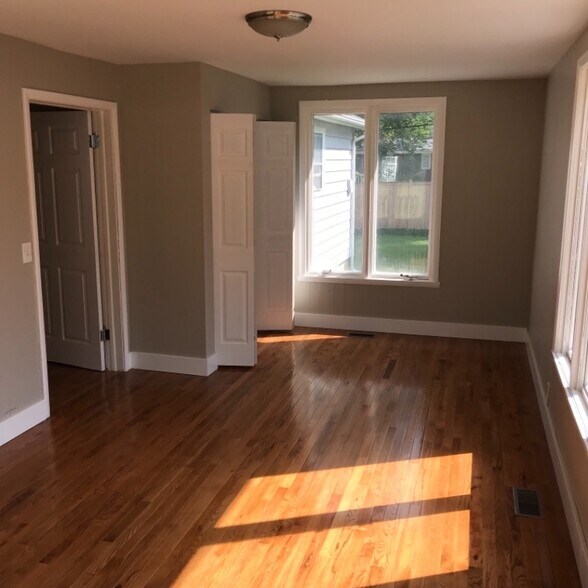 Building Photo - 916 Burris Ave