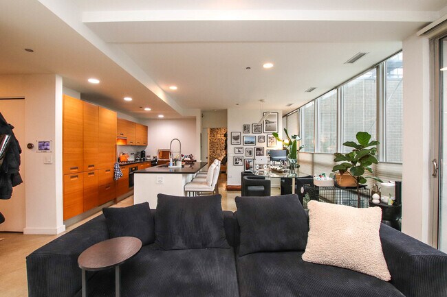 Building Photo - 156 W Superior St