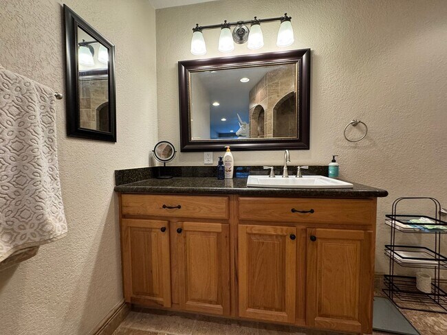 Building Photo - Riverfront 2BR Condo Great Views, Luxury Furnished incl UTILITIES