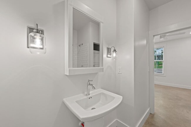 Building Photo - Like New! 2 bedroom 2 bathroom cottage sty...