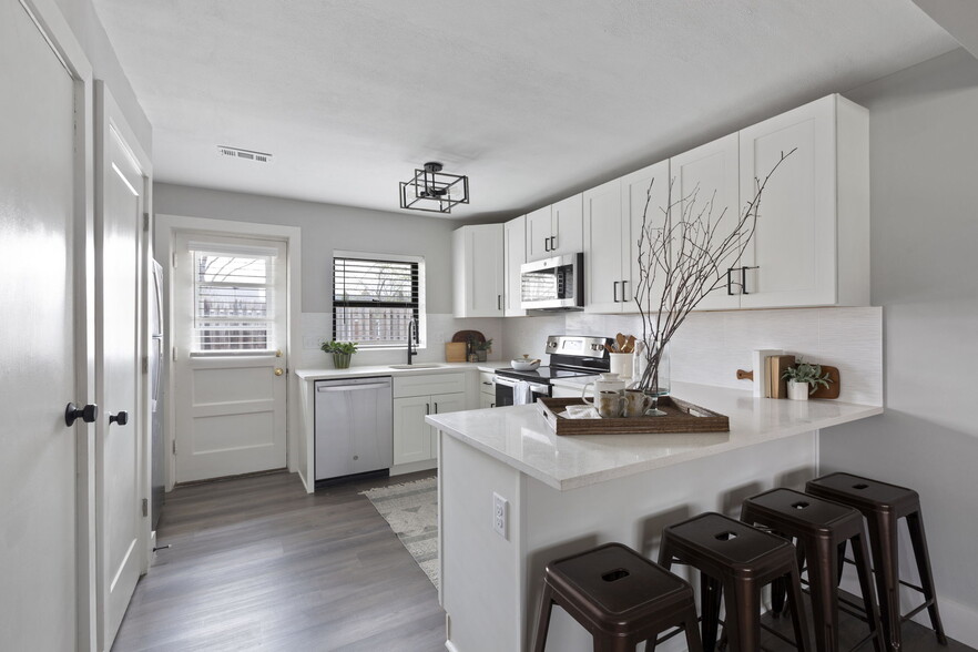 Building Photo - The Square on Mcknight