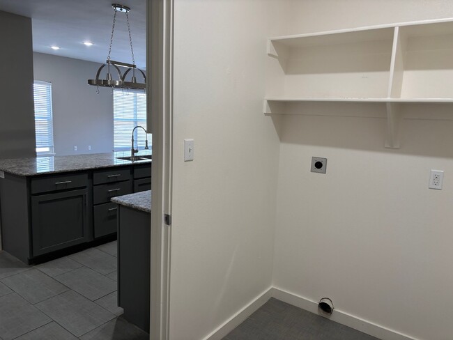 Building Photo - Move in Special $260 off first months rent!!!