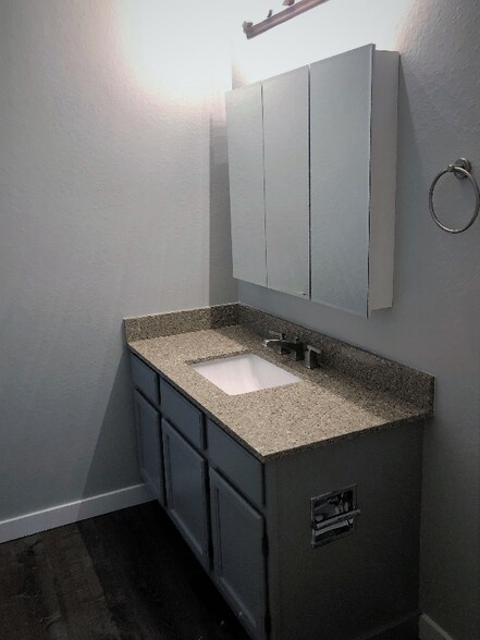 Building Photo - 471 Paxon St