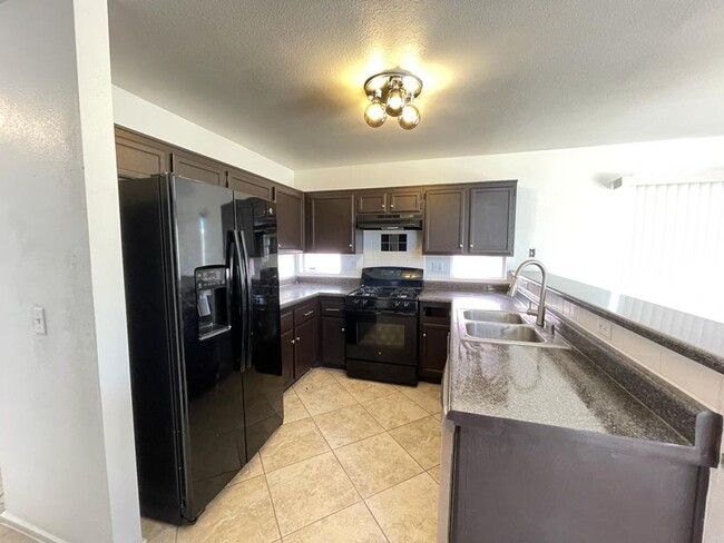 Building Photo - Beautiful 3 bed 2.5 bathroom home