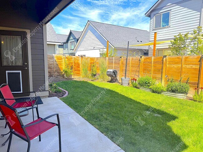 Building Photo - 4BR - 2.5 BA SE Bend home in great neighborhood with park and pool!
