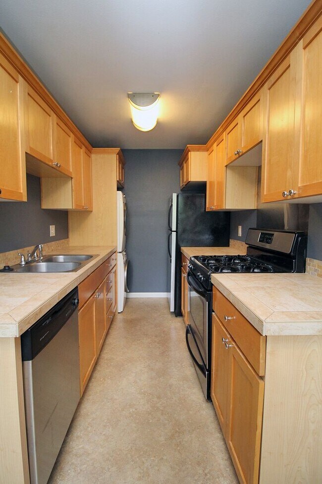 Building Photo - Upper Level Chasselton 1 Bedroom Condo in ...