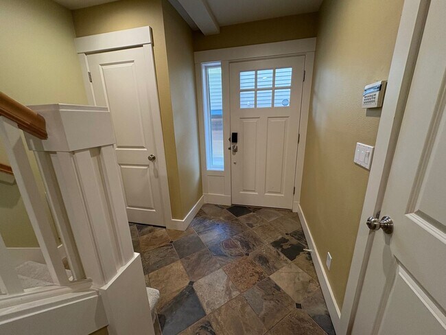 Building Photo - Queen Anne Townhome