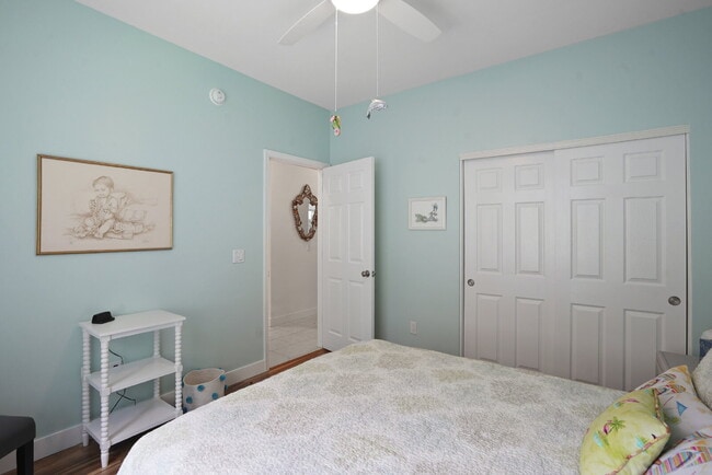 Building Photo - 211 Hampton Cir