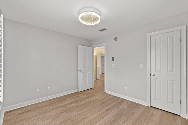 Building Photo - 3 bedroom/ 2.5 bathroom in Destin, FL!