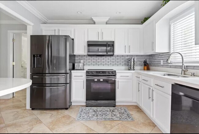 Building Photo - 337 Balsam St
