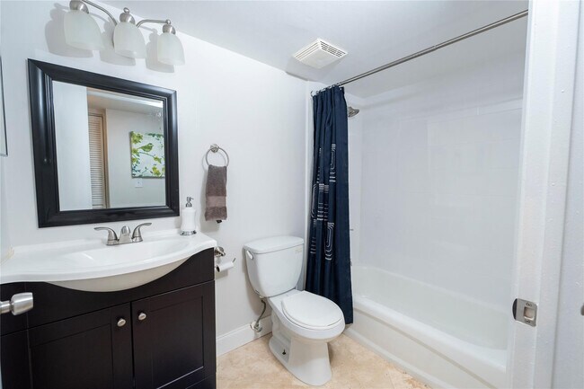 Building Photo - 520 SE 5 Ave