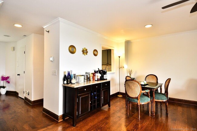 Building Photo - 178 Flax Hill Rd