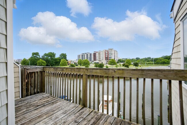 Building Photo - 100 Pinewood Rd